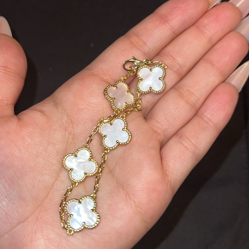 Elegant gold and pink Clover Bracelet